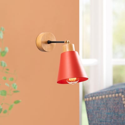 Verfijnde Moderne Rode Wandlamp | Metalen Behuizing, Houten Voet | 14cm Diameter, 25cm Hoogte Verfijnde Moderne Rode Wandlamp | Metalen Behuizing, Houten Voet | 14cm Diameter, 25cm Hoogte