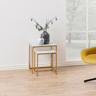 Set van 2 vierkante bijzettafels Anika - wit marmer/ goud