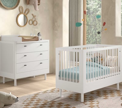 Babykamer Forrest: babybed 60x120cm, commode met luierplank - wit beukenhout Babykamer Forrest: babybed 60x120cm, commode met luierplank - wit beukenhout