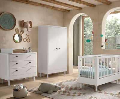 Babykamer Forrest: babybed 60x120cm, commode met luierplank, kleerkast - wit beukenhout Babykamer Forrest: babybed 60x120cm, commode met luierplank, kleerkast - wit beukenhout