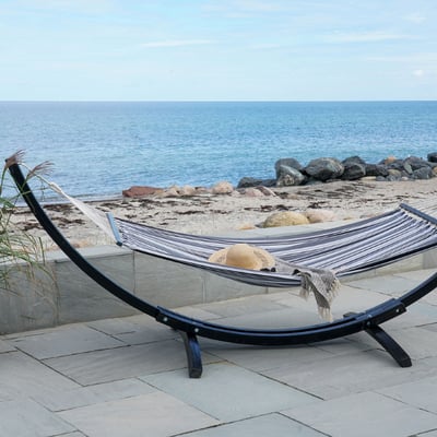 Tripoli hangmat - Grijs/Zwart op houten standaard Tripoli hangmat - Grijs/Zwart op houten standaard