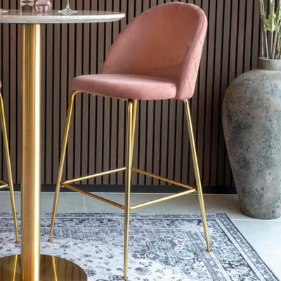 Roze fluwelen Lausanne barstoel met messinglook poten. Roze fluwelen Lausanne barstoel met messinglook poten.