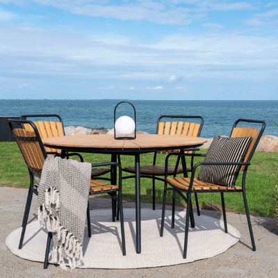 Eettafel in natuurlijk teakhout met zwarte metalen poten