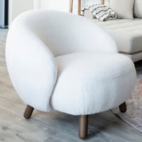 Savona Lounge Chair - Witte Loungestoel in Kunstschapenvacht met Walnootlook Poten