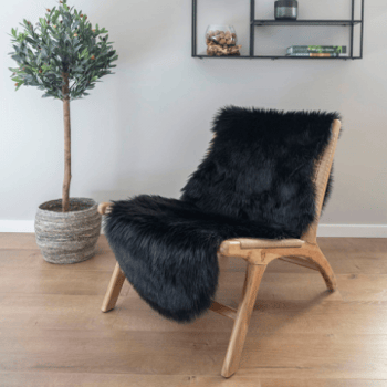 Zwart kunstlederen lamsvel vloerkleed, 60x180 cm.