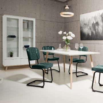 Eetkamer Göteborg: eettafel, vitrinekast - wit/massief hout